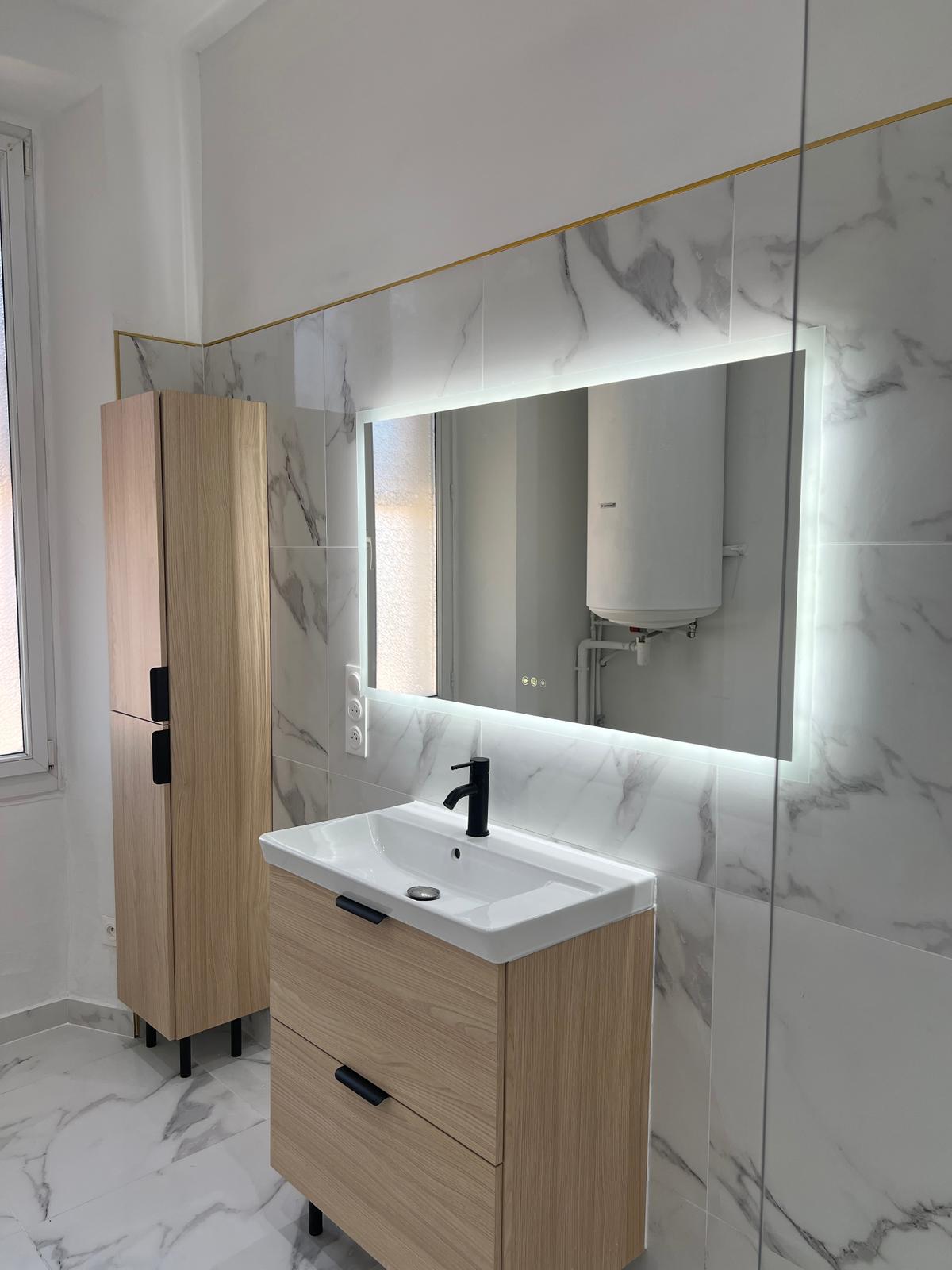 Salle de bain complète rénovée par EGBR : vasque, miroir LED et carrelage marbre